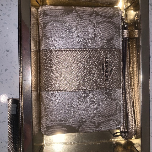 NEW NEVER USED STILL TIED INTO BOX Gorgeous Coach wristlet - Picture 1 of 6